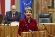 Nationalratspräsidentin Barbara Prammer (S) am Rednerpult. Im Hintergrund am Präsidium Bundesratspräsident Reinhard Todt[S)