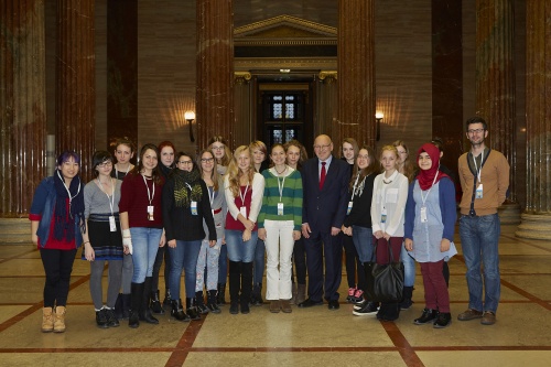 Gruppenfoto mit Bundesratspräsident Reinhard Todt (Mitte, S) und den teilnehmenden SchülerInnen