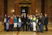 SchülerInnen der HLMK 16 Herbststasse - Klasse 1hmb mit dem 2. Nationalratspräsidenten Karlheinz Kopf (Mitte, V)