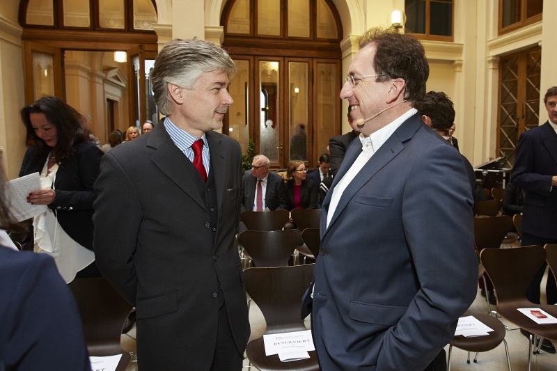 v.li.: Parlamentsdirektor Harald Dossi im Gespräch mit dem stv. Chefredakteur der Salzburger Nachrichten Andreas Koller