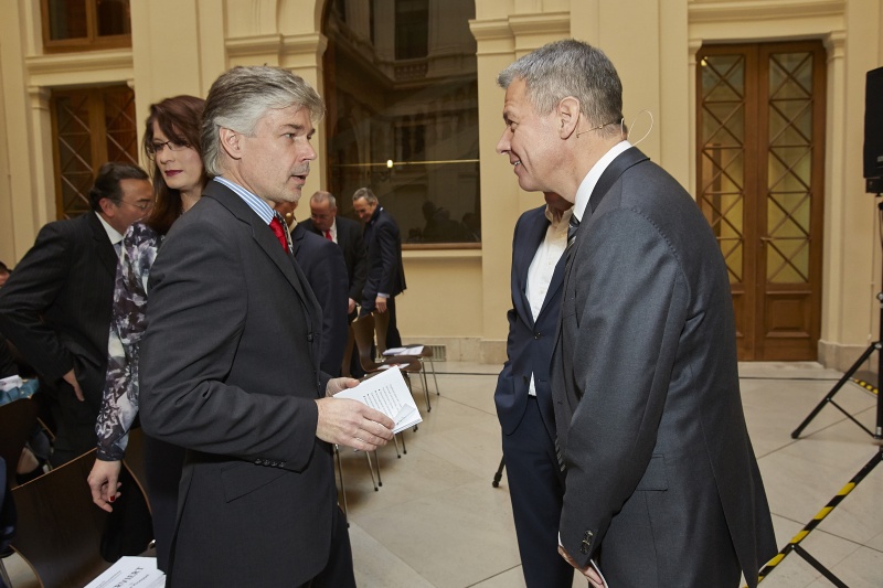 v.li.: Parlamentsdirektor Harald Dossi im Gespräch mit den Chefredakteur von RTL Peter Klöppel