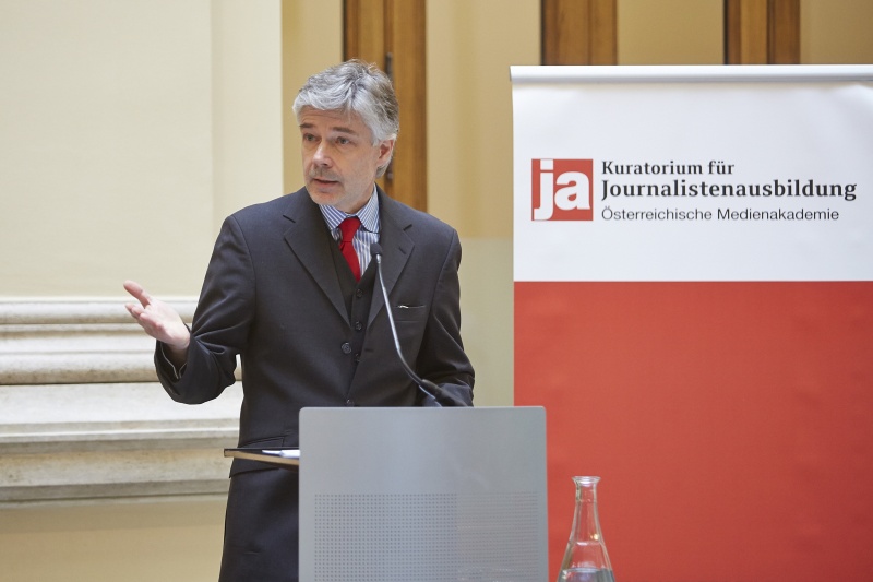 Parlamentsdirektor Harald Dossi am Rednerpult