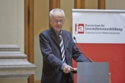 Der Gründungsgeschäftsführer des Kuratoriums für Journalistenausbildung Heinz Pürer am Rednerpult