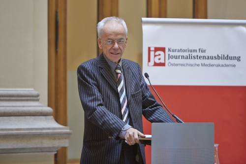 Der Gründungsgeschäftsführer des Kuratoriums für Journalistenausbildung Heinz Pürer am Rednerpult