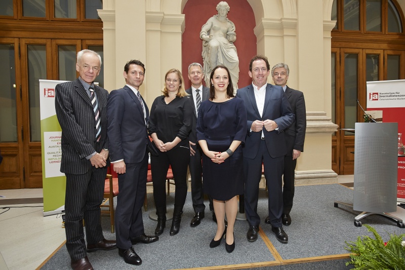 v.li.: Der Gründungsgeschäftsführer des Kuratoriums für Journalistenausbildung Heinz Pürer, der Ressortleiter Profil Michael Nikbakhsh, die Infodirektorin von Puls4 Corinna Milborn, der Chefredakteur von RTL Peter Klöppel, die Geschäftsführerin des Kuratoriums Elisabeth Wasserbauer, der stv. Chefredakteur der Salzburger Nachrichten Andreas Koller und Parlamentsdirektor Harald Dossi
