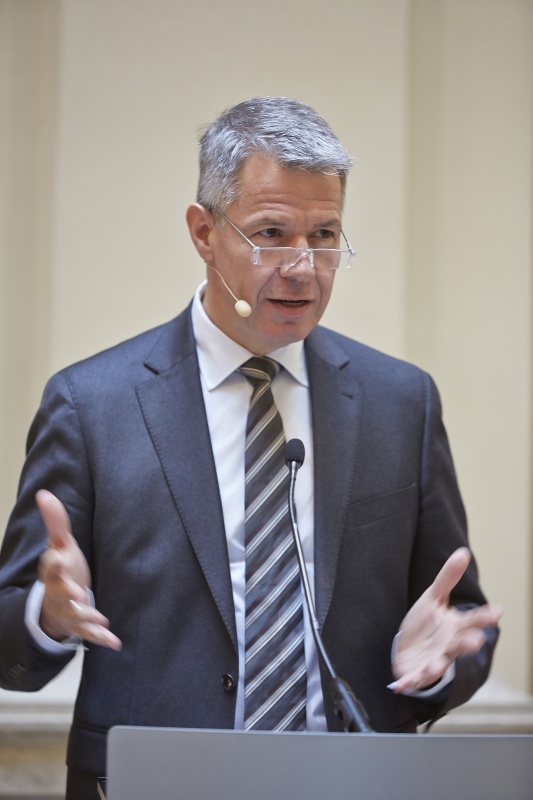 Der Chefredakteur von RTL Peter Klöppel am Rednerpult