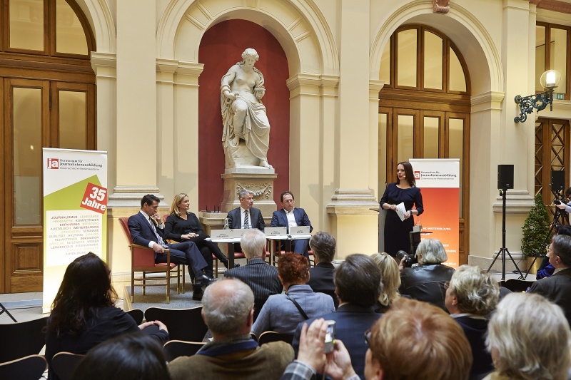 Podium v.li: Ressortleiter Profil Michael Nikbakhsh, Infodirektorin Puls4 Corinna Milborn, Chefredakteur von RTL Peter Klöppel, stv. Chefredakteur der Salzburger Nachrichten Andreas Koller und die Geschäftsführerin des Kuratoriums Elisabeth Wasserbauer am Wort