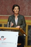 Bundesministerin für Frauen und öffentlichen Dienst Gabriele Heinisch-Hosek am Rednerpult