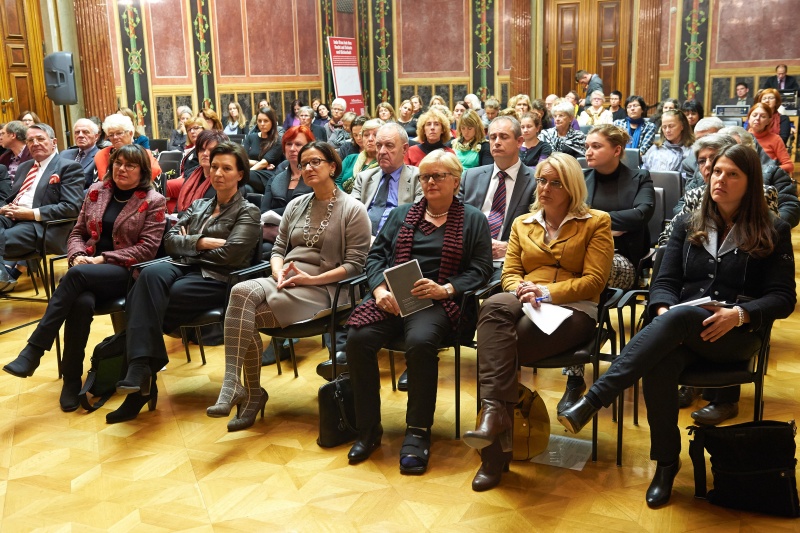 Blick Richtung VeranstaltungsteilnehmerInnen, v.li. Vorsitzende des Gleichbehandlungsausschusses, Vizepräsidentin der parlamentarischen Versammlung im Europarat Nationalratsabgeordnete Gisela Wurm (S), Bundesministerin für Frauen und öffentlichen Dienst Gabriele Heinisch-Hosek, Bundesministerin für Inneres Johanna Mikl-Leitner und die Nationalratsabgeordneten Dorothea Schittenhelm (V), Carmen Gartelgruber (F) und  Martina Schenk (T)