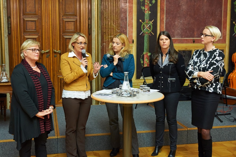 v.li.: die Nationalratsabgeordneten Dorothea Schittenhelm (V) und Carmen Gartelgruber (F), Chefredakteurin Regionalmedien Austria Moderatorin Karin Strobl, Nationalratsabgeordnete Martina Schenk (T) und Angelika Rosa Mlinar (N) bei ihren Satements