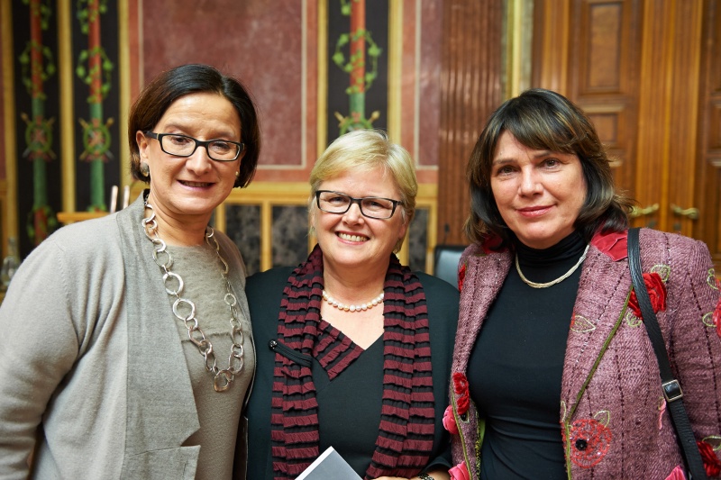 v.li. Bundesministerin für Inneres Johanna Mikl-Leitner, Abg. z. NR Dorothea Schittenhelm (V), Vorsitzende des Gleichbehandlungsausschusses, Vizepräsidentin der parlamentarischen Versammlung im Europarat, Nationalratsabgeordnete Gisela Wurm (S)