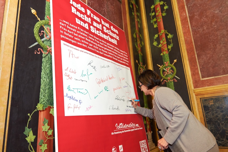 Bundesministerin für Inneres Johanna Mikl-Leitner beim Unterschreiben der Konvention gegen Gewalt an Frauen