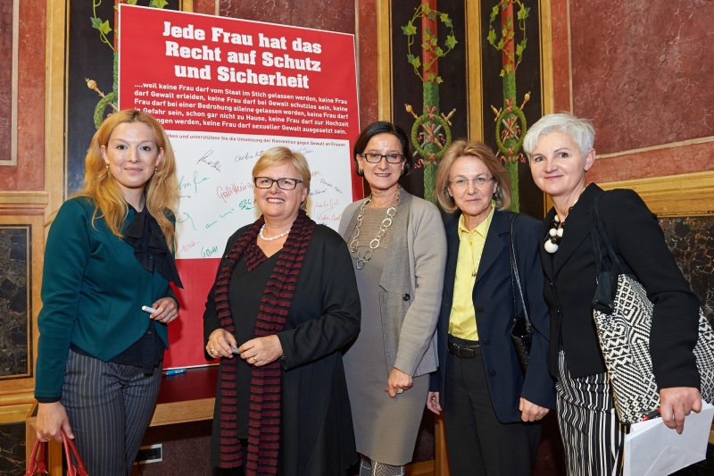 v.li. Chefredakteurin Regionalmedien Austria Moderatorin Karin Strobl,  Nationalratsabgeordnete Dorothea Schittenhelm (V), Bundesministerin für Inneres Johanna Mikl-Leitner, Delegierte für EU Angelegenheiten Annemarie Graus-Göldner, Geschäftsführerin Autonome Österreichische Frauenhäuser Maria Rösslhumer