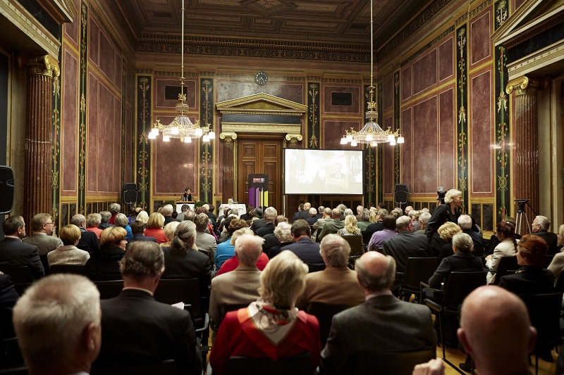 Blick Richtung VeranstaltungsteilnehmerInnen mit Nationalratspräsidentin Barbara Prammer (S) am Rednerpult