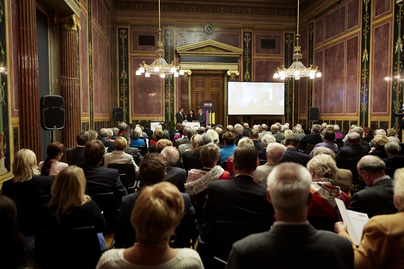 Blick in Richtung VeranstaltungsteilnehmerInnen. Am Podium v.li.: ORF-Generaldierektor Alexander Wrabetz, Moderatorin Ani Guelguen-Mayr und Hugo Portisch