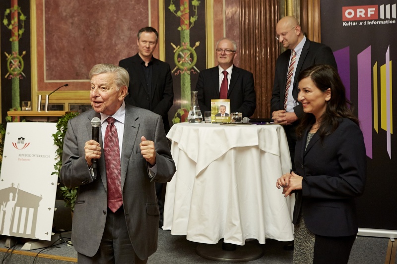 Hugo Portisch mit Moderatorin Ani Gülgün-Mayr im Vordergrund. Im Hintergrund v.li.: DVD Verleger Clemens Kopetzky, ORF Helmut Kaiser und ORF Peter Schöber