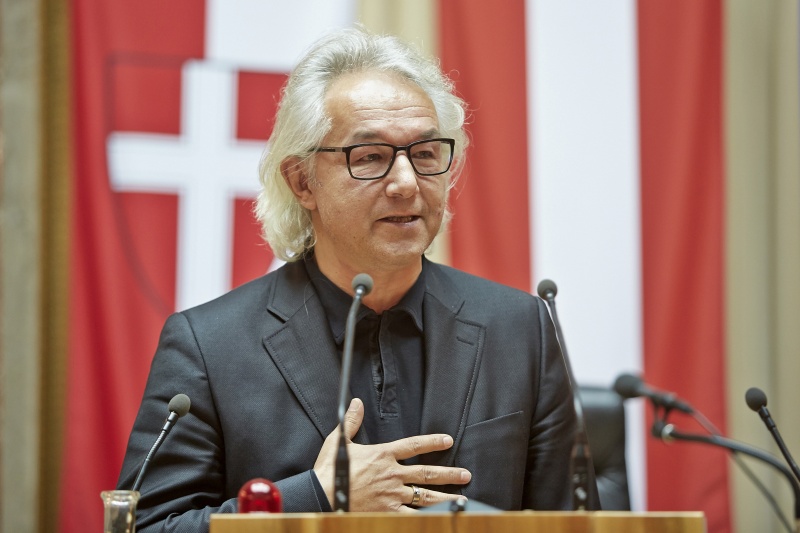 Cube-Hotels Rudolf Tucek am Rednerpult