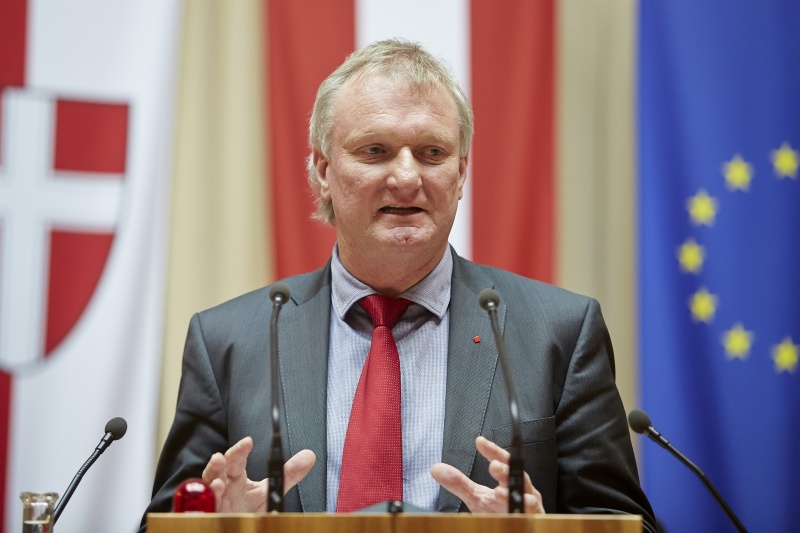 Bundesrat Günther Novak (S) am Rednerpult