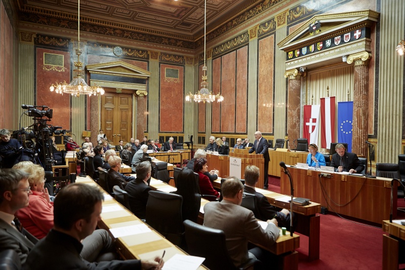 Blick in Richtung VeranstaltungsteilnehmerInnen mit dem Bundesratspräsidenten Reinhard Todt (S) am Rednerpult