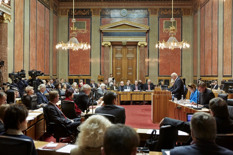 Blick in Richtung VeranstaltungsteilnehmerInnen mit dem Bundesratspräsidenten Reinhard Todt (S) am Rednerpult