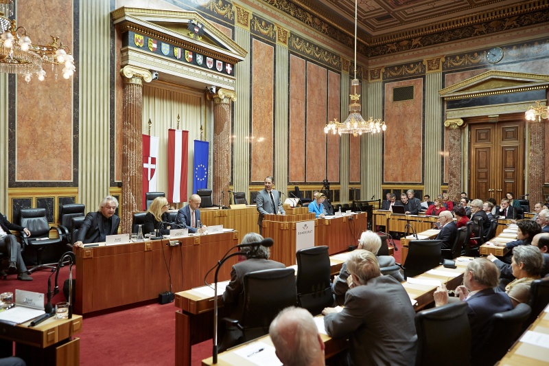 Blick in Richtung VeranstaltungsteilnehmerInnen mit Klubobmann Andreas Schieder (S) am Rednerpult