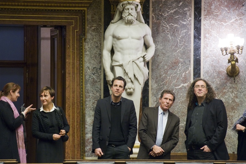 v.li.: Veranstaltungsteilnehmerin, Architektin  Silja Tillner, ein Redakteur der Wiener Zeitung, Bundesminister Karl-Heinz Töchterle und Autor Michael Schmid beim Besichtigen des historischen Sitzungssaales