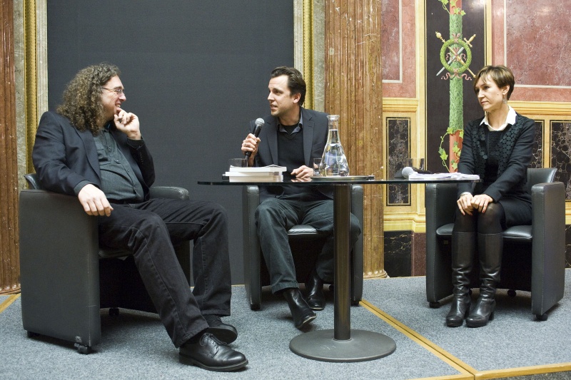 v.li. Autor Michael Schmid im Gespräch mit einem Redakteur der Wiener Zeitung und Architektin Silja Tillner