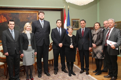 Gruppenfoto mit Nationalratspräsidentin Barbara Prammer (5.v.re., S)