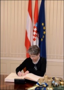 Nationalratspräsidentin Barbara Prammer (S) beim Eintrag in das Gästebuch