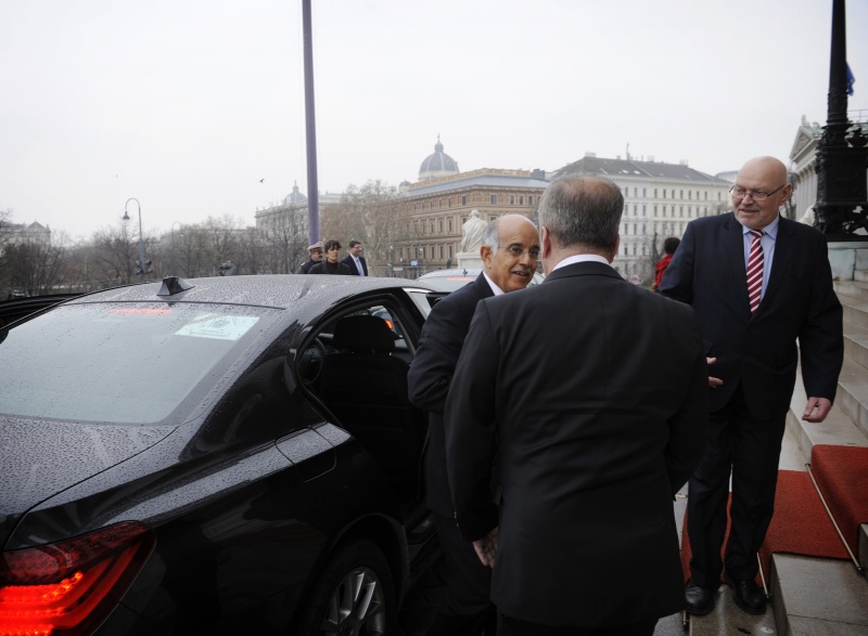 Der Präsident der marokkanischen Rätekammer Mohammed Cheikh Biadillah wird durch Bundesratspräsident Reinhard Todt (S) begrüßt