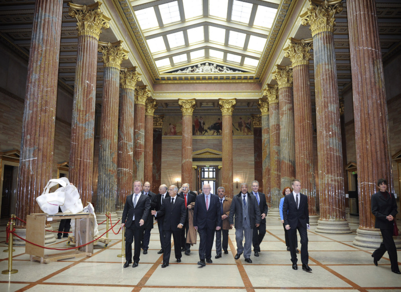 Der Präsident der marokkanischen Rätekammer Mohammed Cheikh Biadillah (2.v.li.) und Bundesratspräsident Reinhard Todt (3.v.li., S) in der Säulenhalle