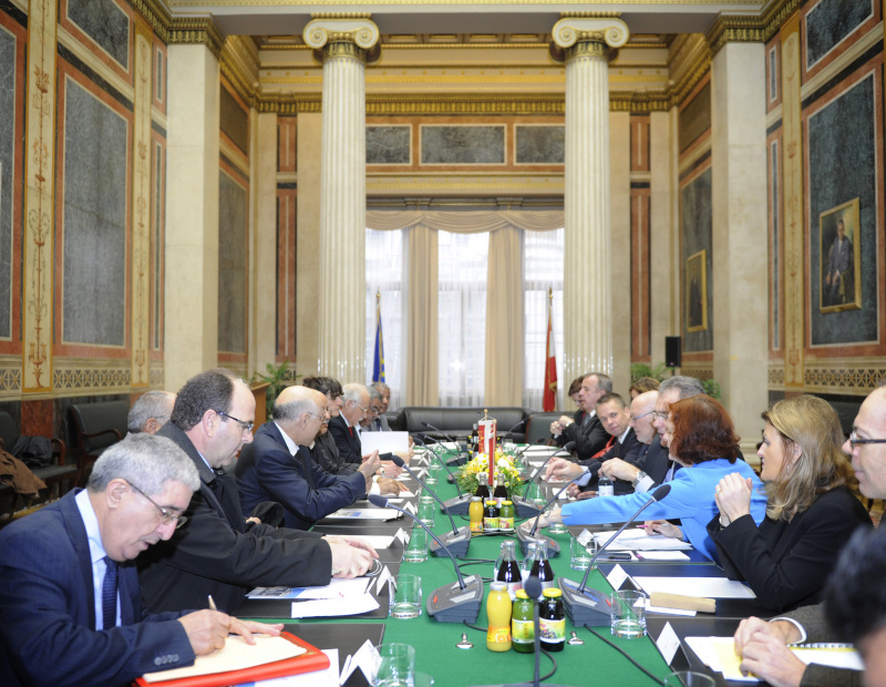 Aussprache. Linke Bildhälfte: Marokkanische Delegation mit dem Präsidenten der marokkanischen Rätekammer Mohammed Cheikh Biadillah (3.v.li.). Rechte Bildhälfte: Österreichische Delegation mit dem Bundesratspräsidenten Reinhard Todt (5.v.re., S)