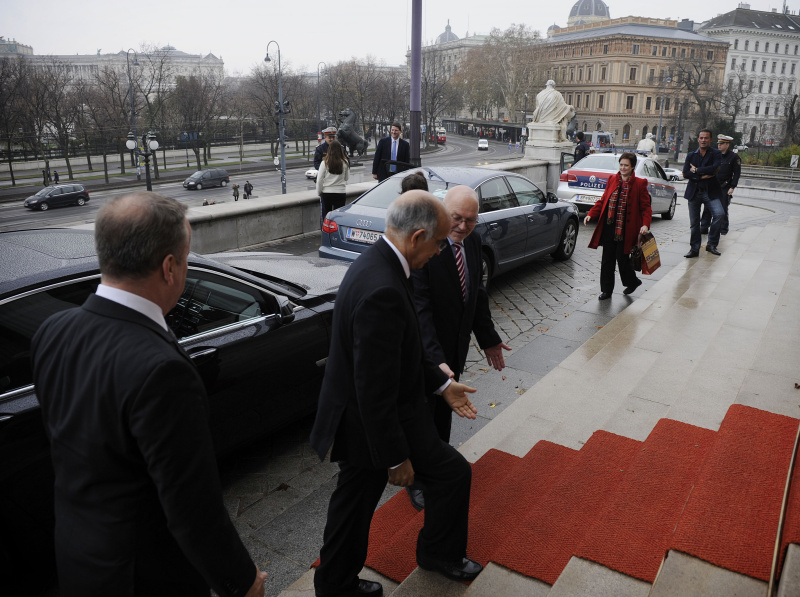Der Präsident der marokkanischen Rätekammer Mohammed Cheikh Biadillah wird durch Bundesratspräsident Reinhard Todt (S) begrüßt