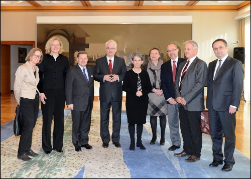 Österreichische Delegation mit dem kroatischen Staatspräsidenten Ivo Josipović (4.v.li.) und Nationalratspräsidentin Barbara Prammer (5.v.li., S)