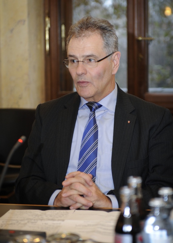 Bundesrat Edgar Mayer (V) während der Aussprache mit dem Präsidenten der marokkanischen Rätekammer Mohammed Cheikh Biadillah