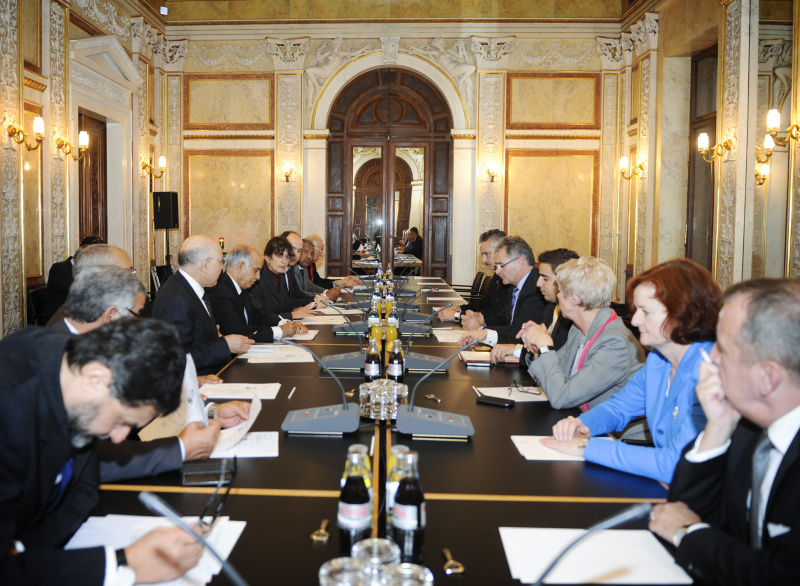 Aussprache. Linke Bildhälfte: Marokkanische Delegation mit dem Präsidenten der marokkanischen Rätekammer Mohammed Cheikh Biadillah (4.v.li.). Rechte Bildhälfte: Österreichische Delegation mit dem Bundesrat Edgar Mayer (5.v.re., V)