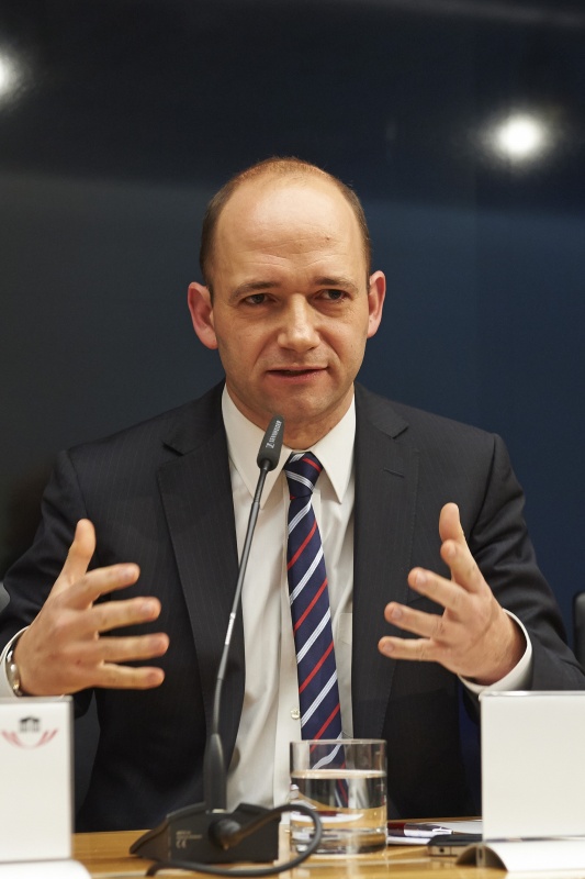 Autor und Herausgeber des Sammelbandes 'Wahl 2013' Thomas Hofer am Wort