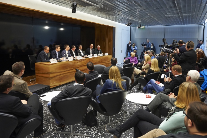 Blick in Richtung VeranstaltungsteilnehmerInnen. Am Podium von links: Nationalratsabgeordneter Matthias Strolz (N), SPÖ Leiter Kommunikation und Pressedienst Stefan Hirsch, ÖVP Direktor für Strategie und Kampagnen Markus Keschmann, Moderator Wolfgang Sablatnig, Nationalratsabgeordneter Herbert Kickl (F), Autor und Herausgeber Thomas Hofer und Bundesgeschäftsführer der Grünen Stefan Wallner