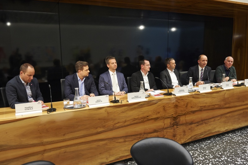 Blick in Richtung VeranstaltungsteilnehmerInnen. Am Podium von links: Nationalratsabgeordneter Matthias Strolz (N), SPÖ Leiter Kommunikation und Pressedienst Stefan Hirsch, ÖVP Direktor für Strategie und Kampagnen Markus Keschmann, Moderator Wolfgang Sablatnig, Nationalratsabgeordneter Herbert Kickl (F), Autor und Herausgeber Thomas Hofer und Bundesgeschäftsführer der Grünen Stefan Wallner