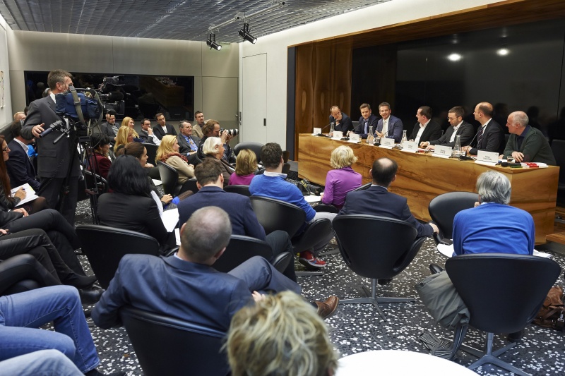 Blick in Richtung VeranstaltungsteilnehmerInnen. Am Podium von links: Nationalratsabgeordneter Matthias Strolz (N), SPÖ Leiter Kommunikation und Pressedienst Stefan Hirsch, ÖVP Direktor für Strategie und Kampagnen Markus Keschmann, Moderator Wolfgang Sablatnig, Nationalratsabgeordneter Herbert Kickl (F), Autor und Herausgeber Thomas Hofer und Bundesgeschäftsführer der Grünen Stefan Wallner