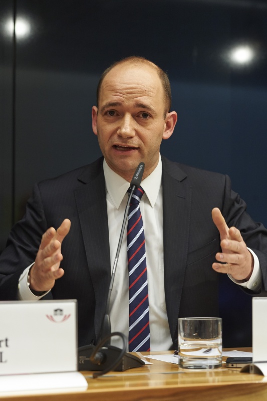 Autor und Herausgeber des Sammelbandes 'Wahl 2013' Thomas Hofer am Wort