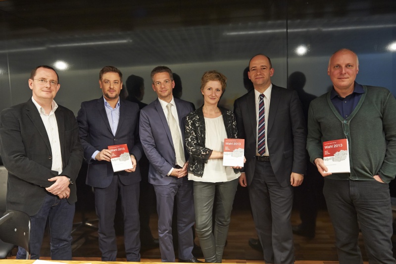 v.li.: Moderator Wolfgang Sablatnig, SPÖ Leiter Kommunikation und Pressedienst Stefan Hirsch, ÖVP Direktor für Strategie und Kampagnen Markus Keschmann, Herausgeberin des Sammelbandes 'Wahl 2013' Barbara Toth, Autor und Herausgeber des Sammelbandes 'Wahl 2013' Thomas Hofer und der Bundesgeschäftsführer der Grünen Stefan Wallner