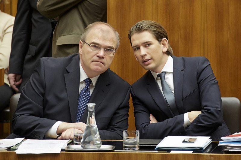 Justizminister Wolfgang Brandstetter (V) im Gespräch mit Außenminister Sebastian Kurz (V)