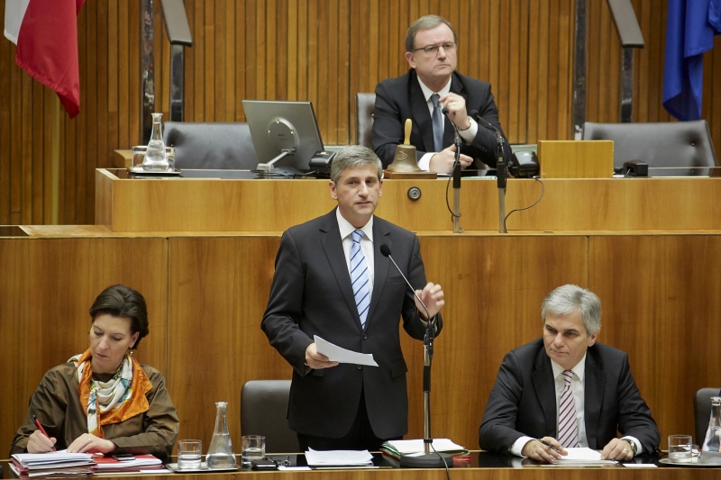 Auf der Regierungsbank v.li.: Unterrichtsministerin Gabriele Heinisch-Hosek (S), Vizekanzler Michael Spindelegger (V) am Wort und  Bundeskanzler Werner Faymann (S). Am Präsidium der Zweite Nationalratspräsident Karlheinz Kopf (V)