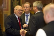 Bundesratspräsident Reinhard Tod (S) begrüßt den Botschafter der Bundesrepublik Deutschland Detlev Rünger