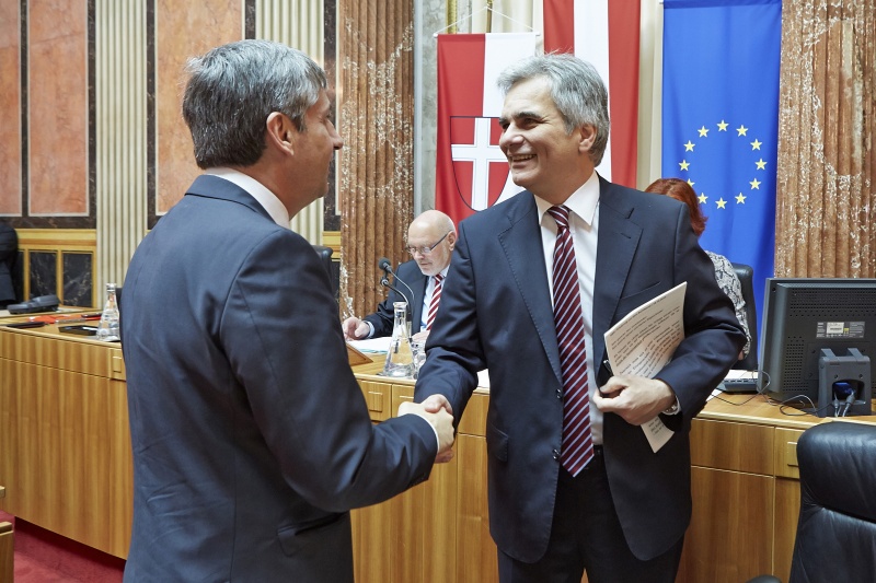 v.li.: Vizekanzler Michael Spindelegger (V) begrüßt Bundeskanzler Werner Faymann (S)