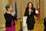 v.li.: Nationalratspräsidentin Barbara Prammer (S) gratuliert Kammerschauspielerin Andrea Jonasson-Strehler