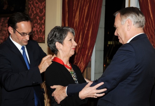 Ehrenzeichenübergabe an Nationalratspräsidentin Barbara Prammer (Mitte, S) durch den französischen Premierminister Jean-Marc Ayrault (re.)