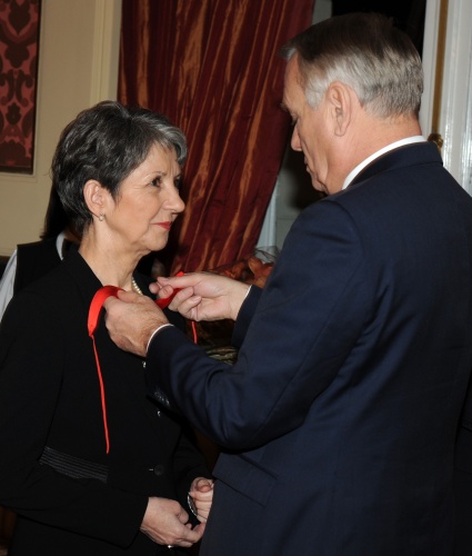 Der französische Premierminister Jean-Marc Ayrault (re.) überreicht Nationalratspräsidentin Barbara Prammer (li., S) ein Ehrenzeichen