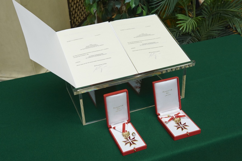 Goldene Ehrenzeichen für Ulrike und Günther Schuster